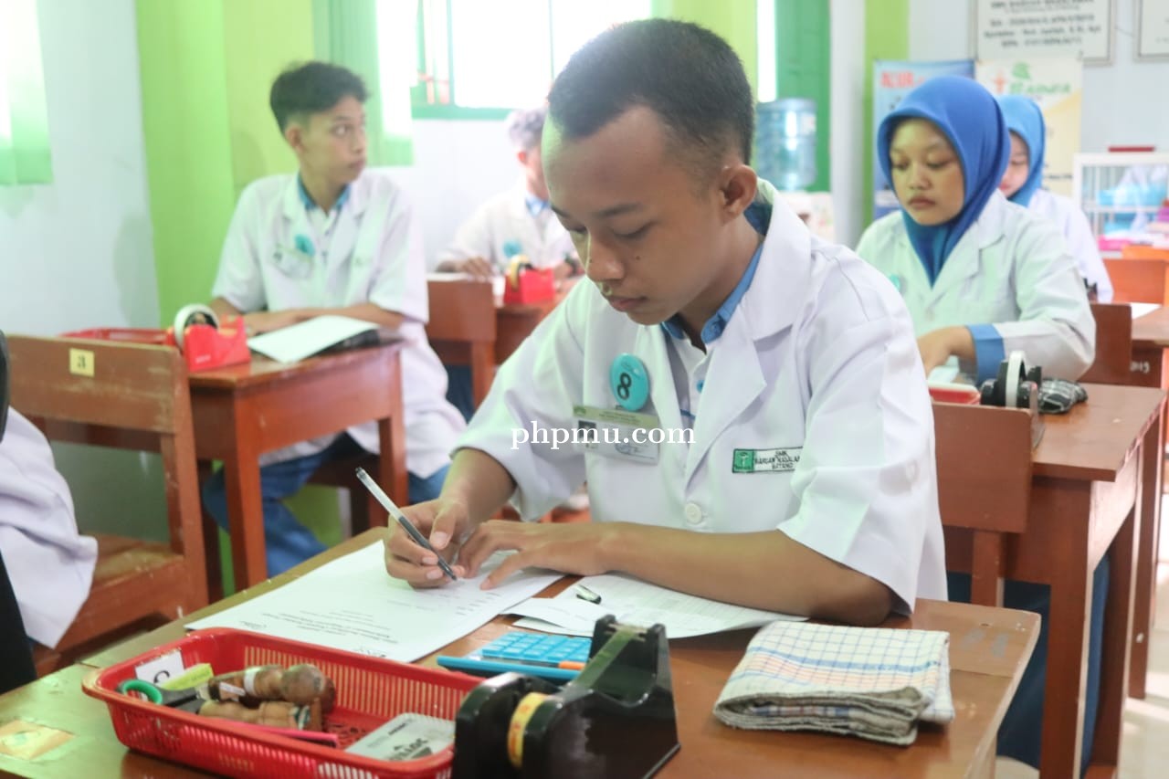 Pelaksanaan UKK(Uji Kompetensi Keahlian) Farmasi